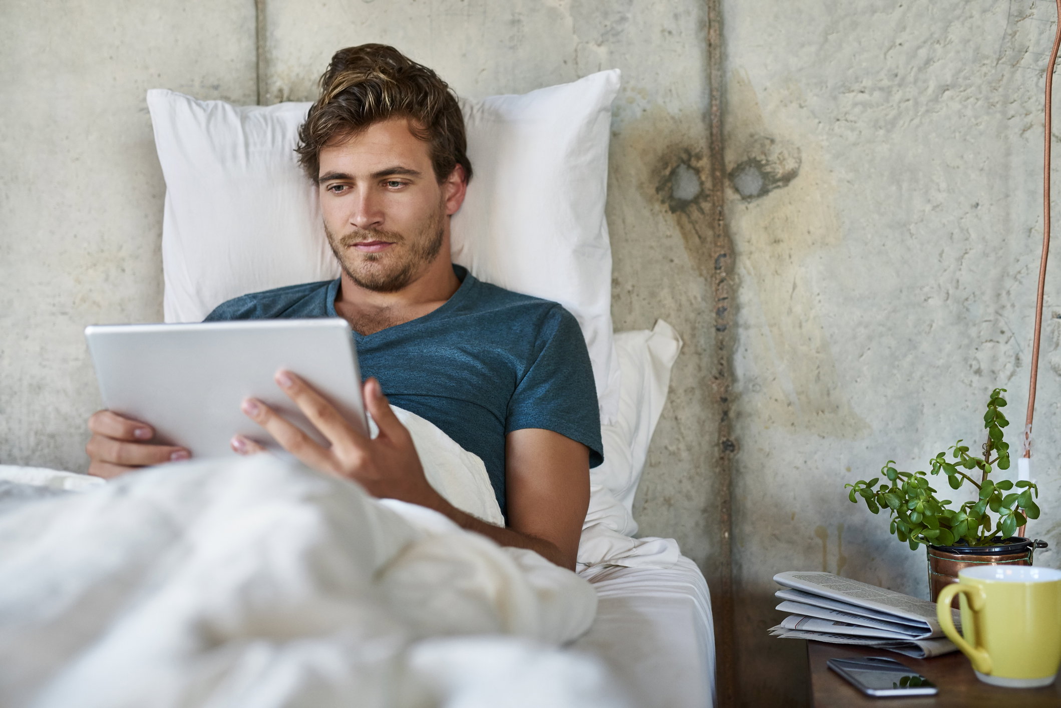 mężczyzna w łóżku