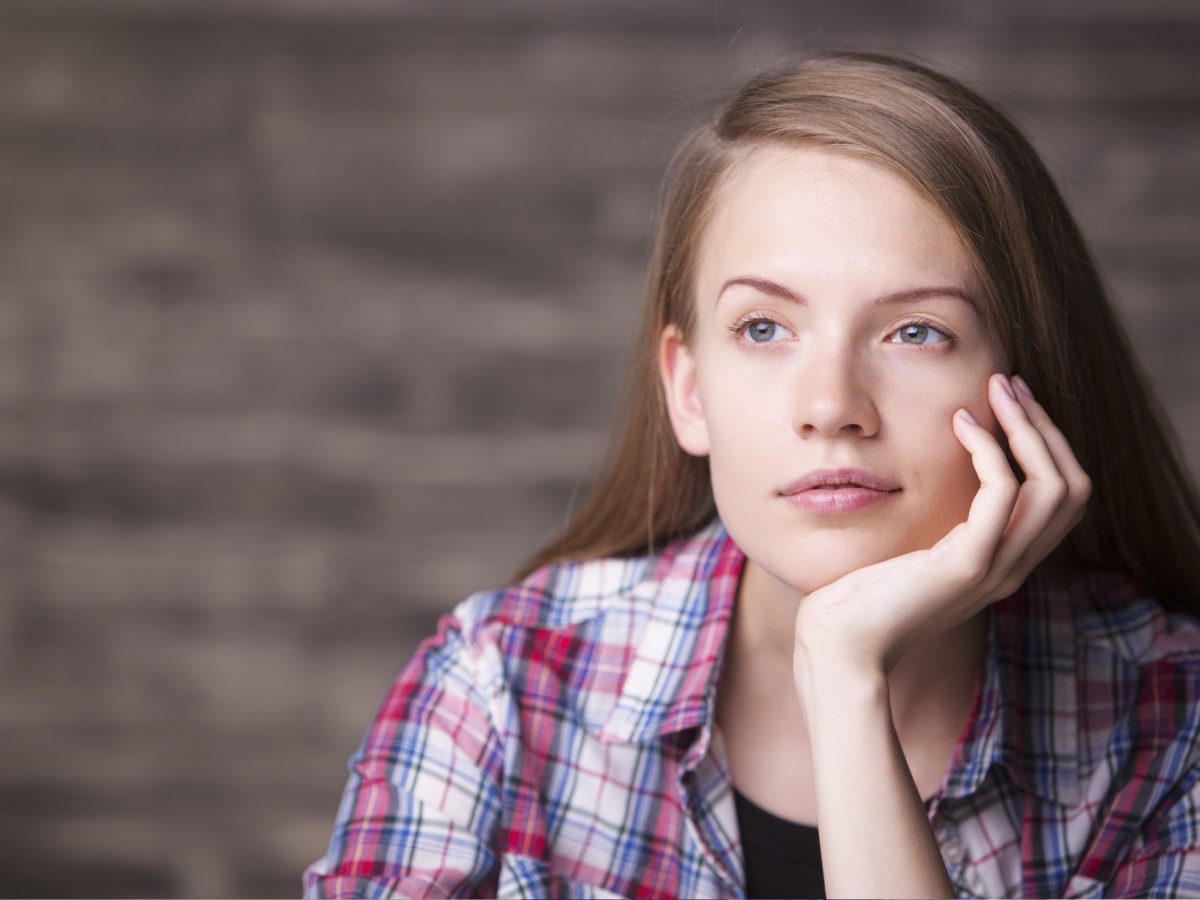 zamyślona dziewczyna