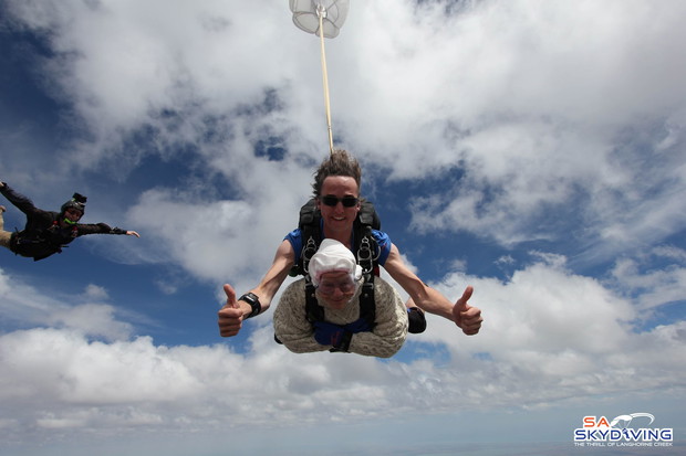 102-latka skoczyła ze spadochronem