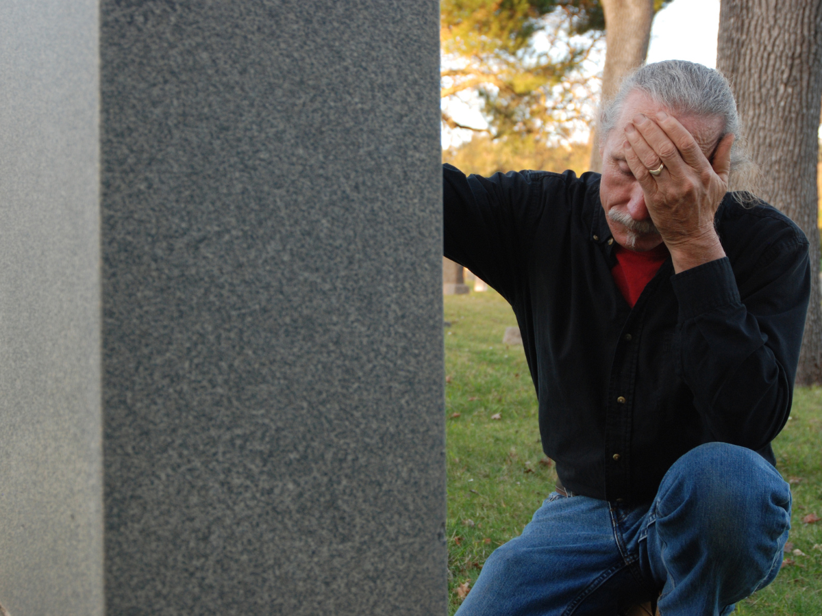 mężczyzna na cmentarzu