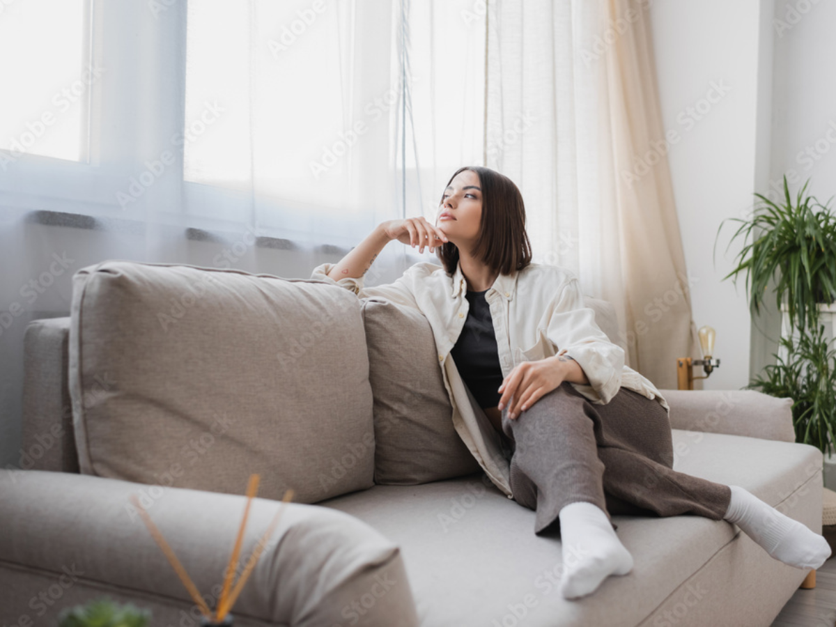 zamyślona dziewczyna