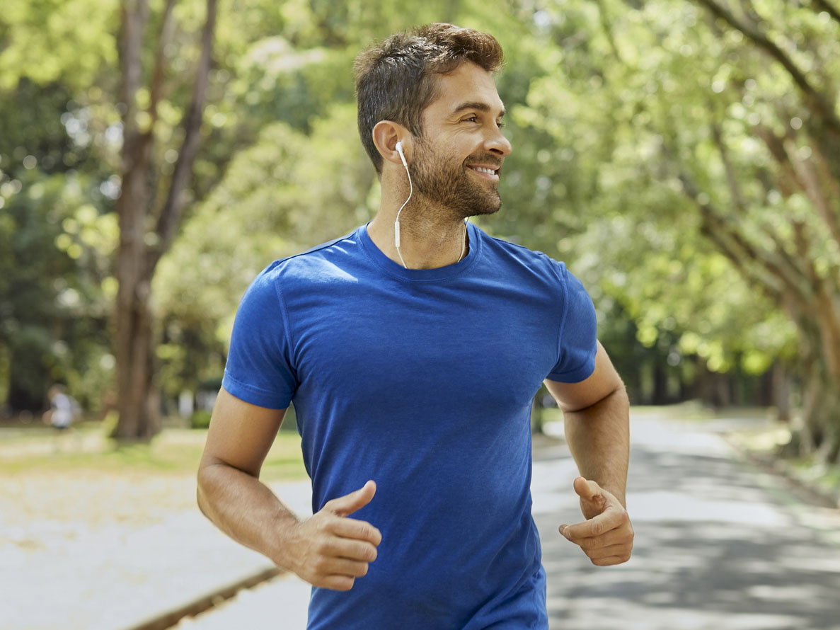mężczyzna na biegu