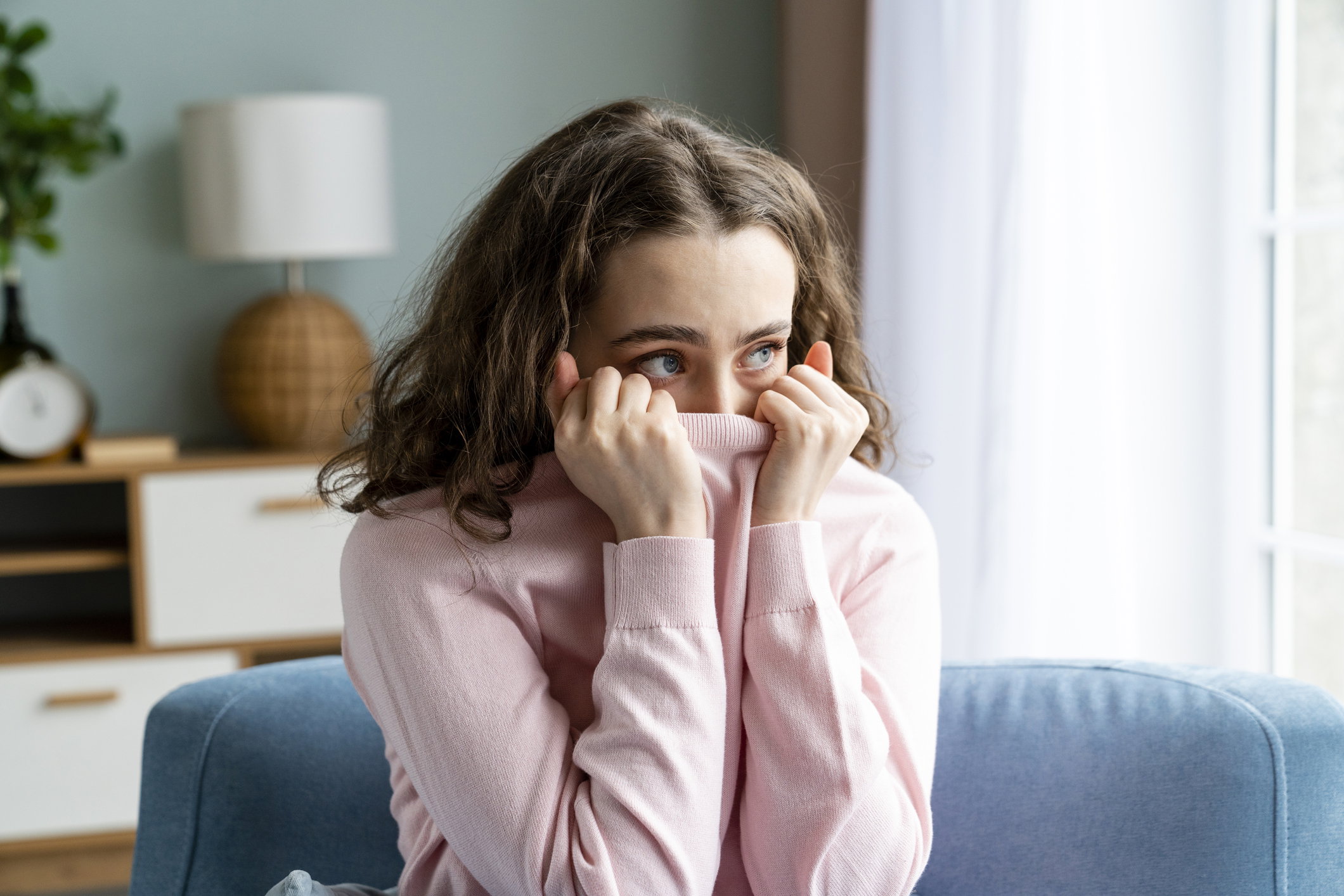 przestraszona dziewczyna