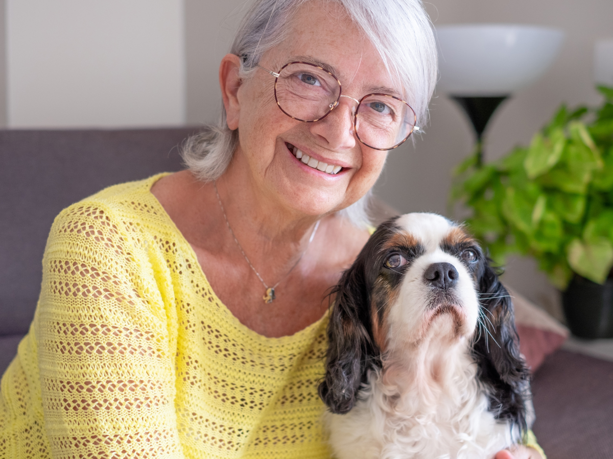 starsza kobiet z psem