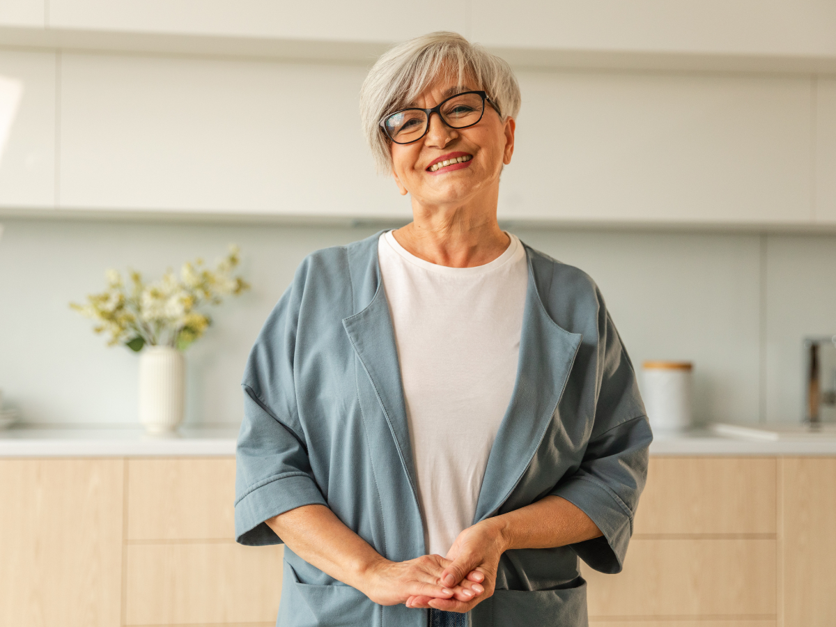 uśmiechnięta starsza kobieta