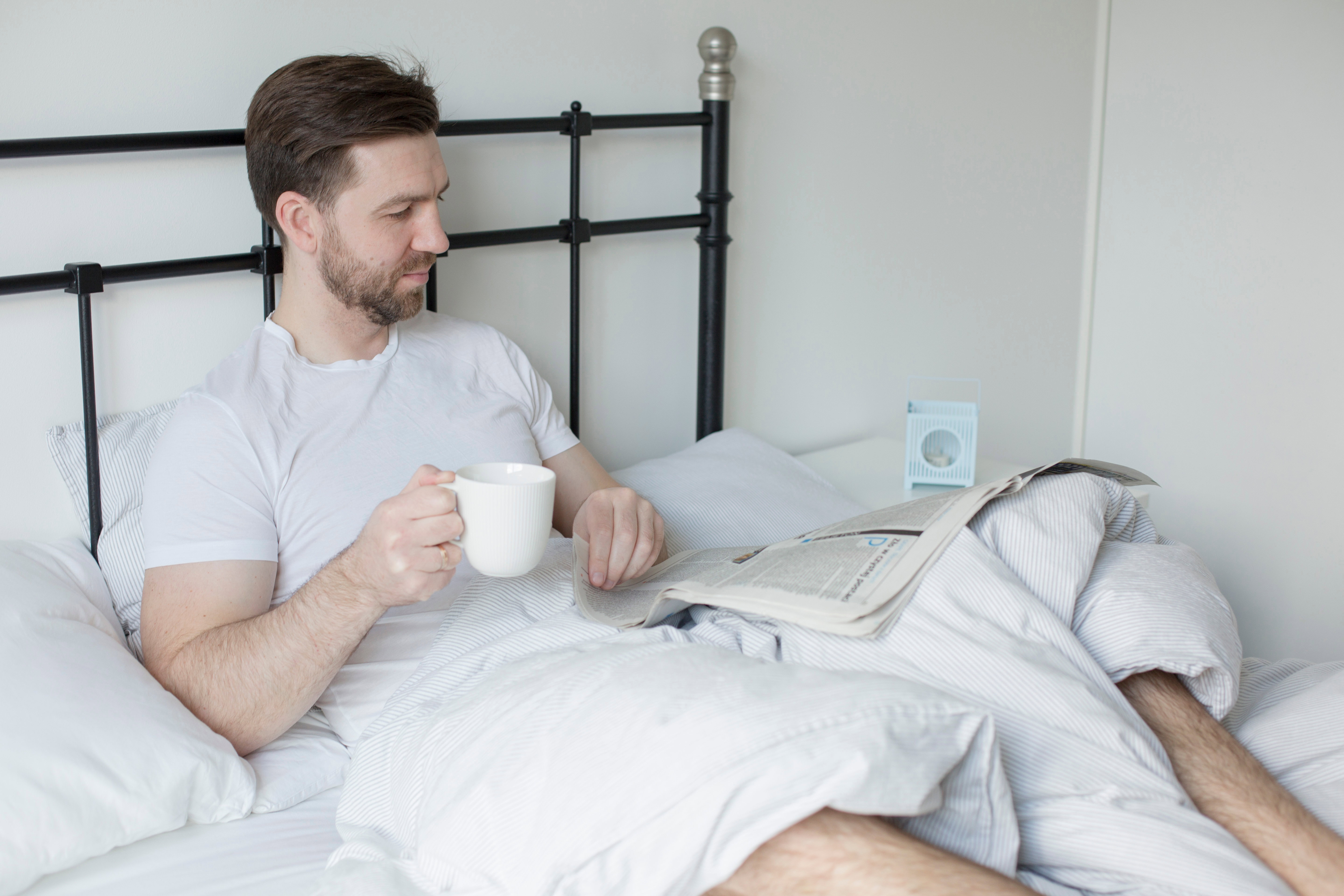 facet leni się w łóżku