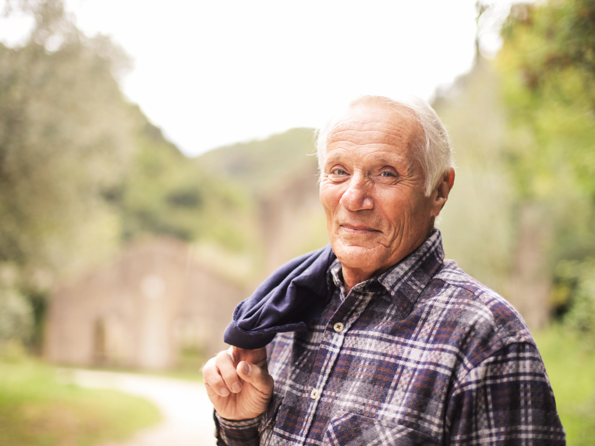 uśmiechnięty starszy mężczyzna