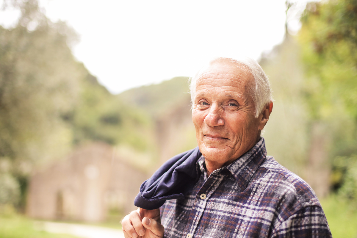 uśmiechnięty starszy mężczyzna