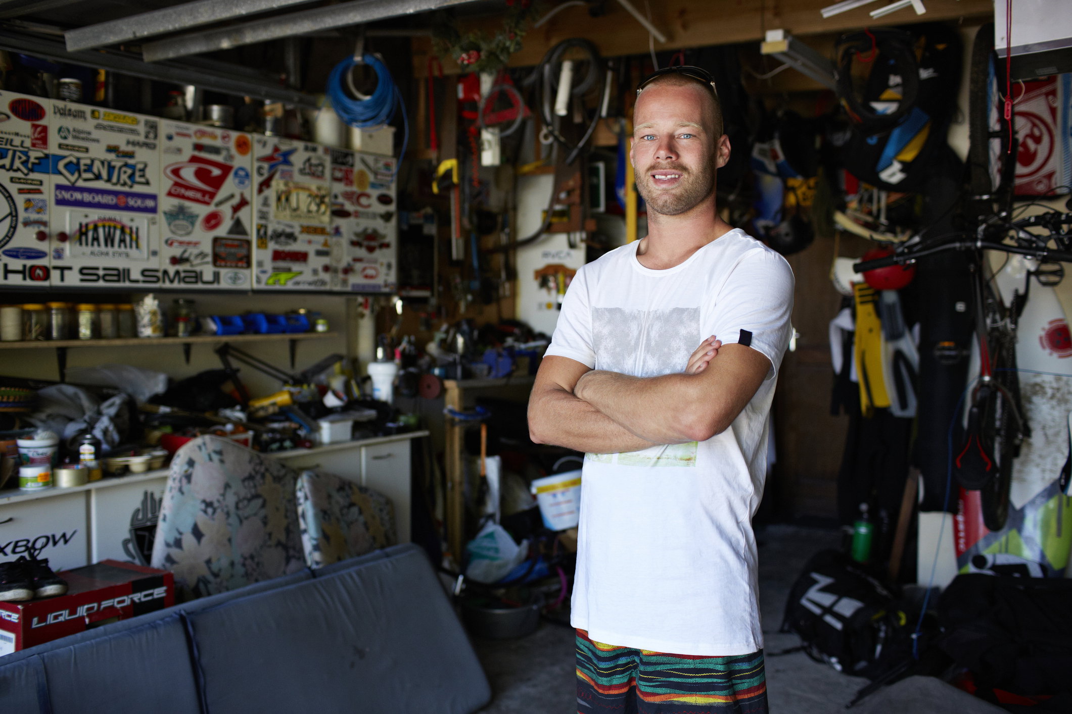 mężczyzna w garażu