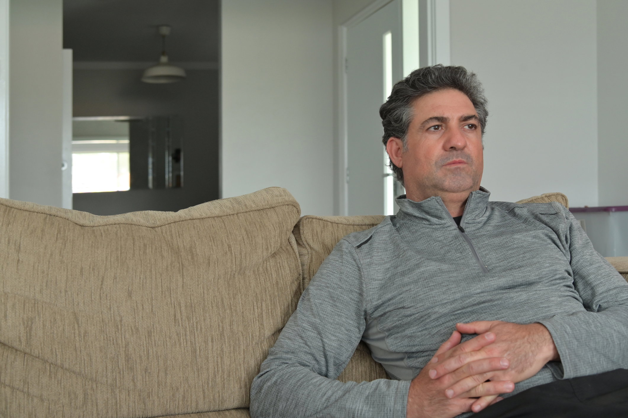 Zmartwiony facet po czterdziestce