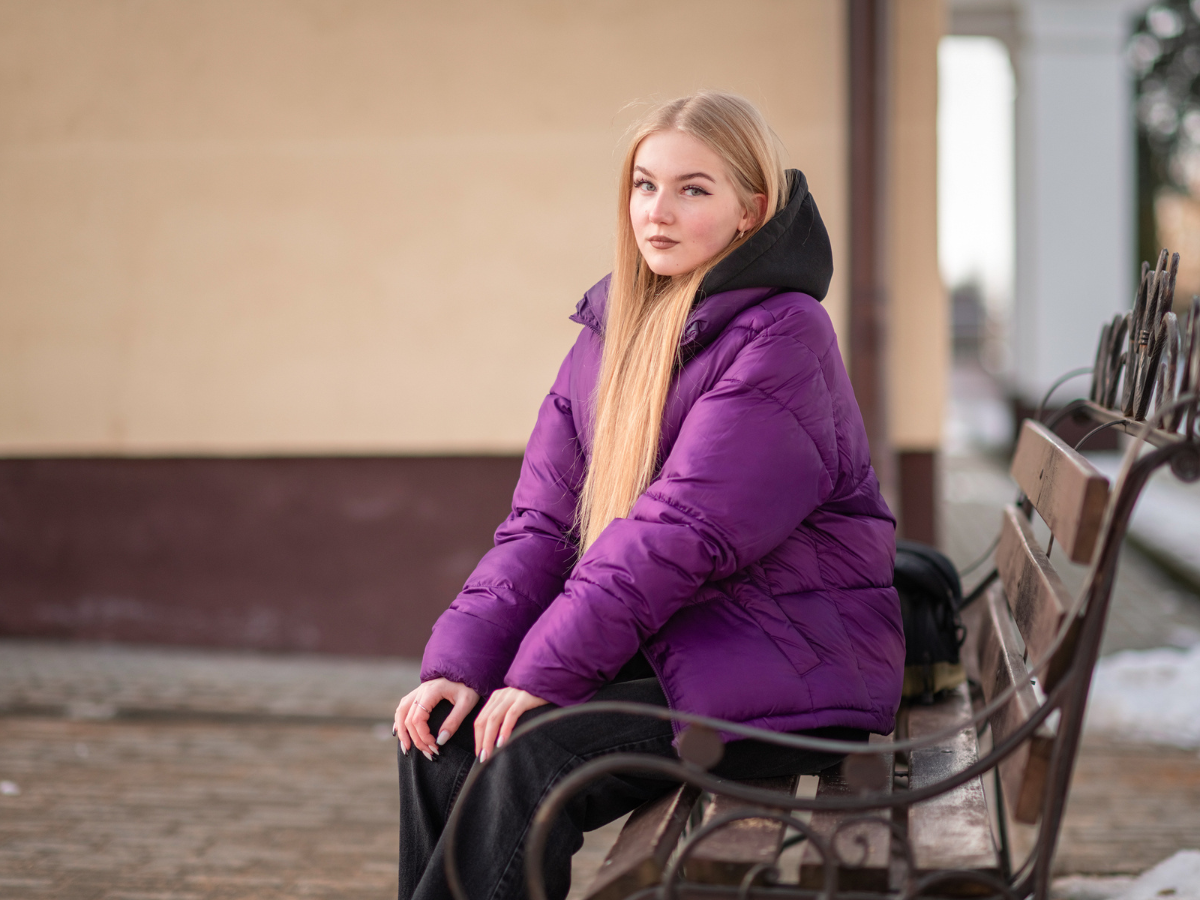 zamyślona dziewczyna