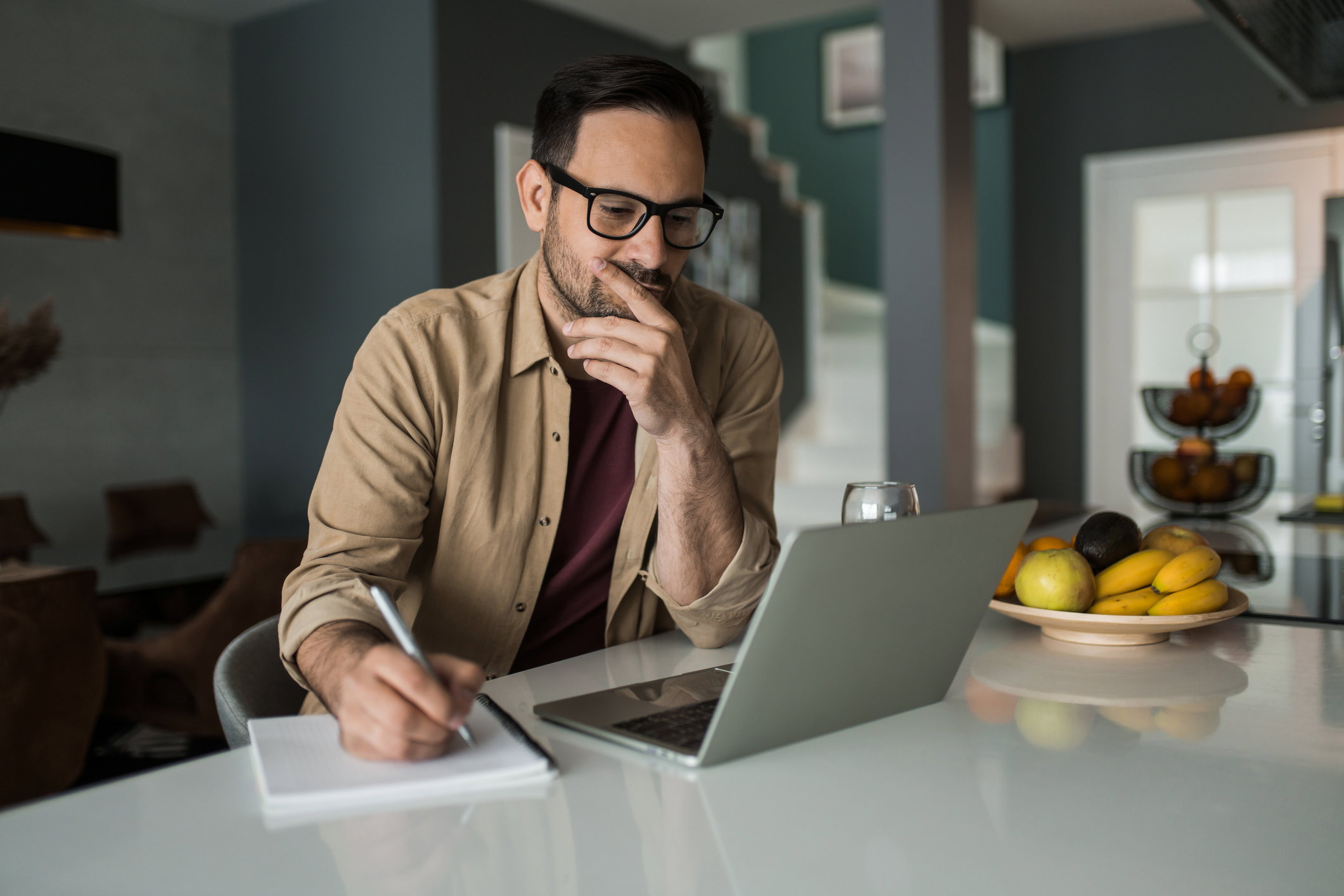 zamyślony mężczyzna