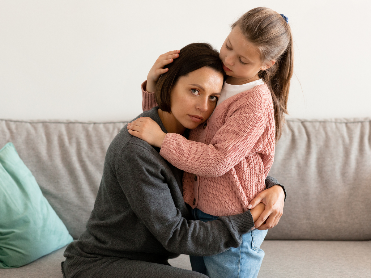 smutna kobieta z dzieckiem