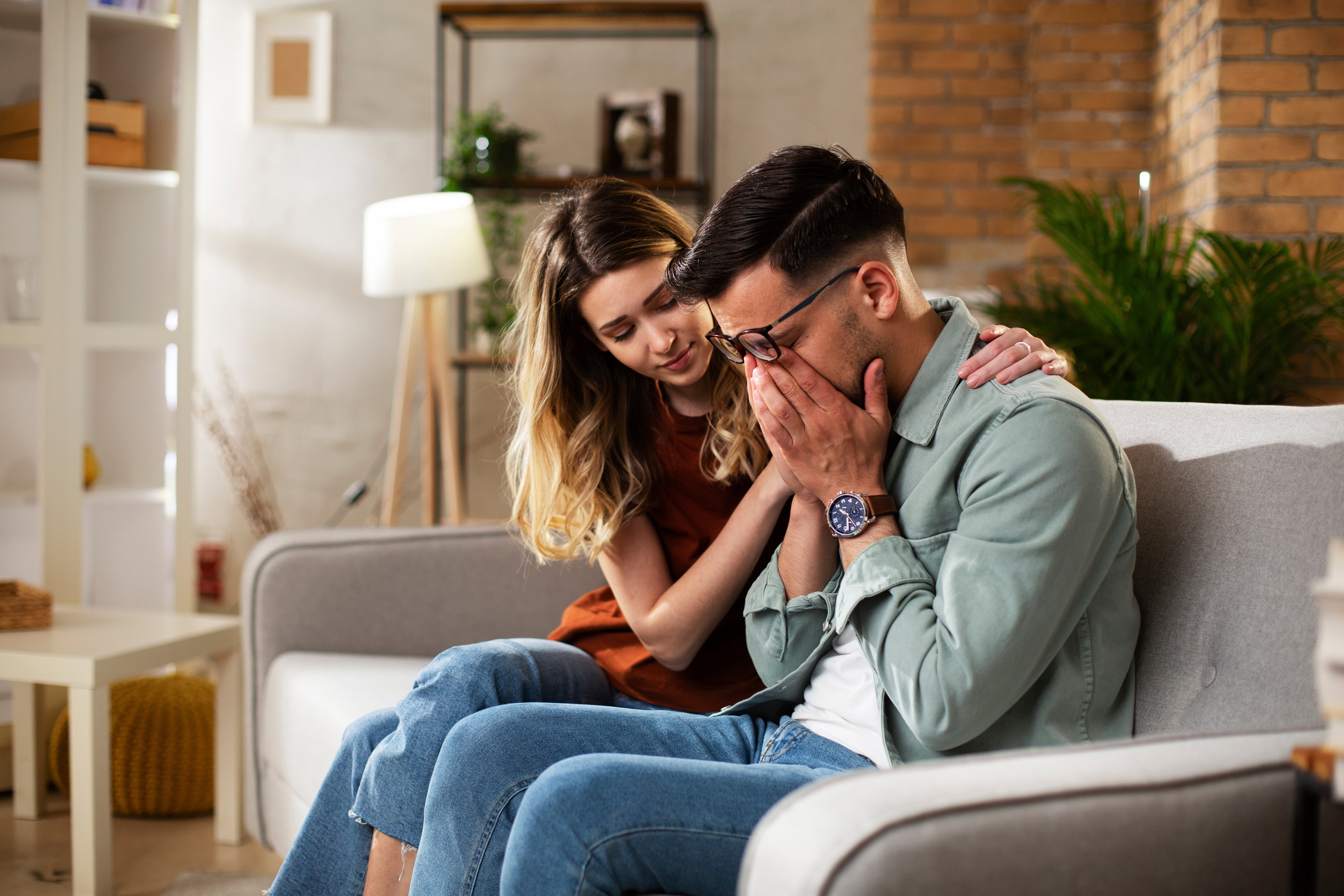 kobieta pociesza przyjaciela