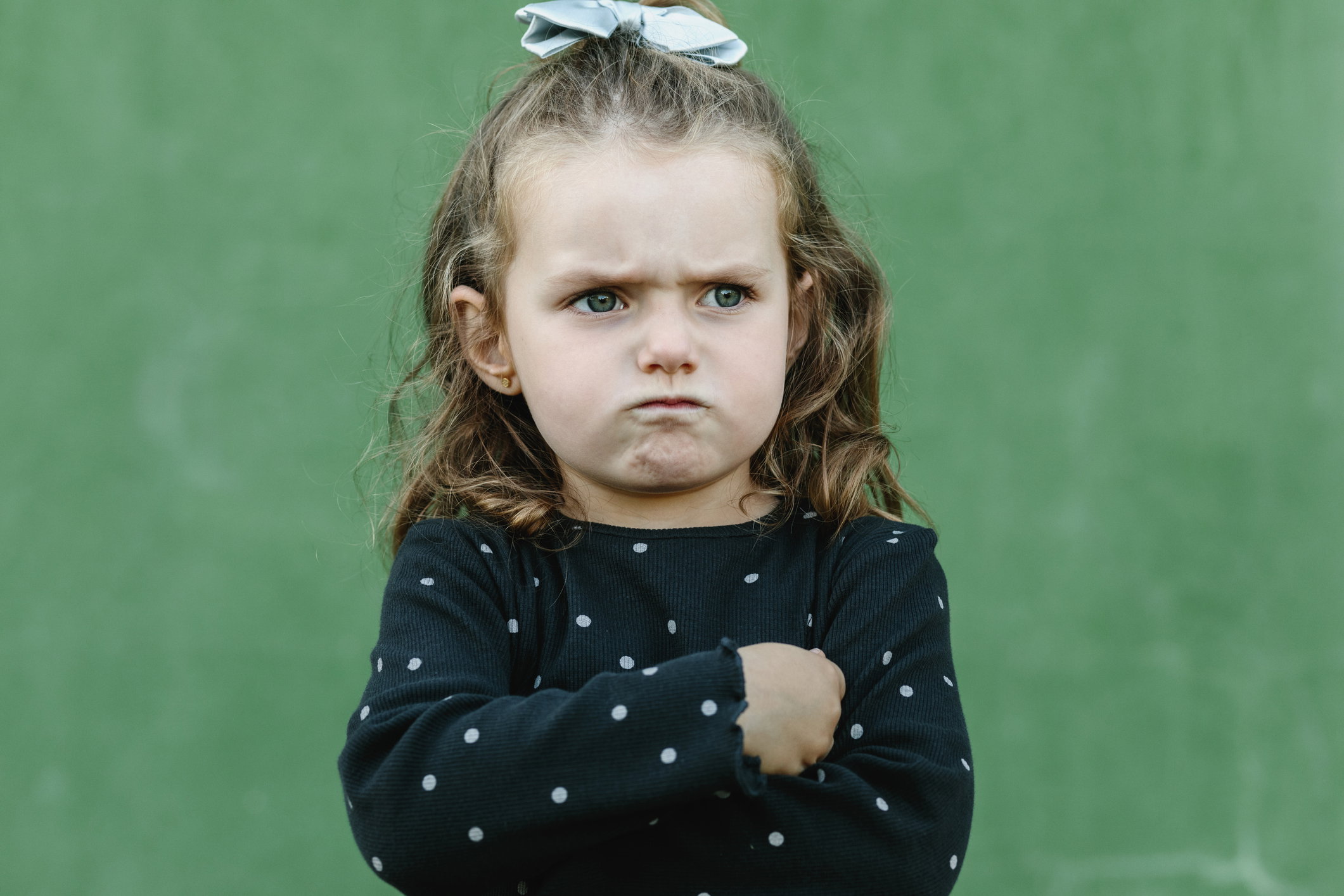 naburmuszona dziewczynka