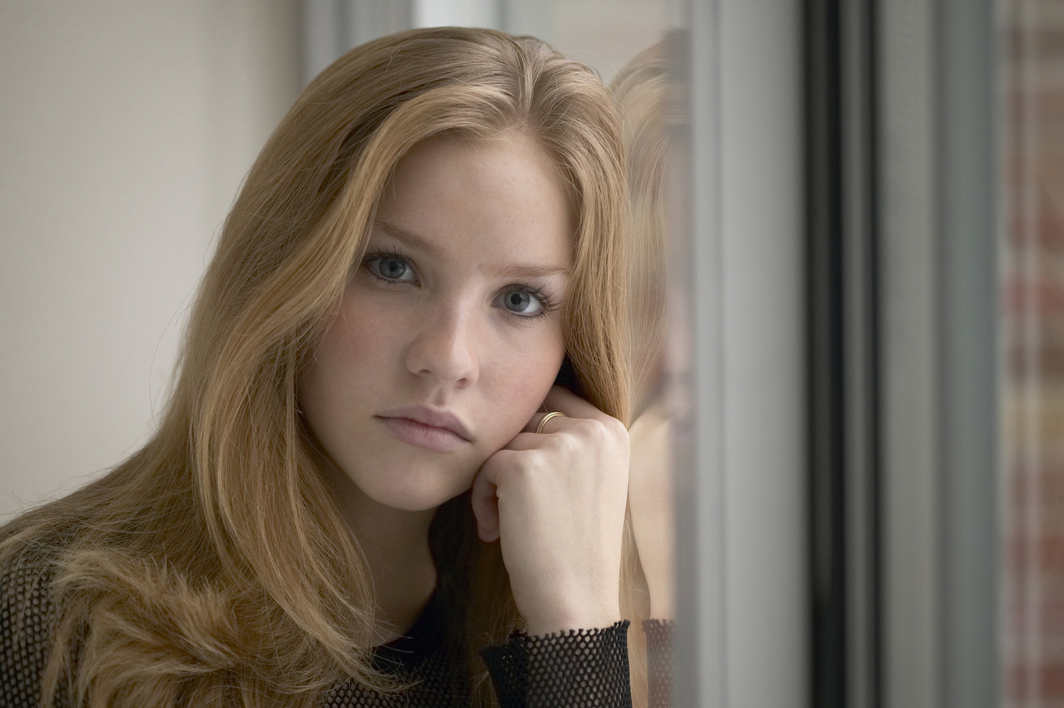 zamyślona dziewczyna