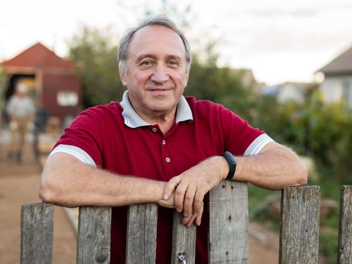 uśmiechnięty mężczyzna