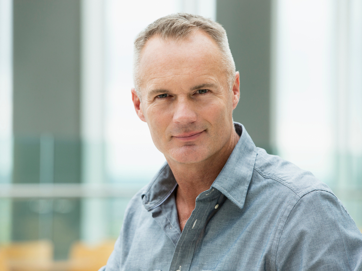 pewny siebie mężczyzna