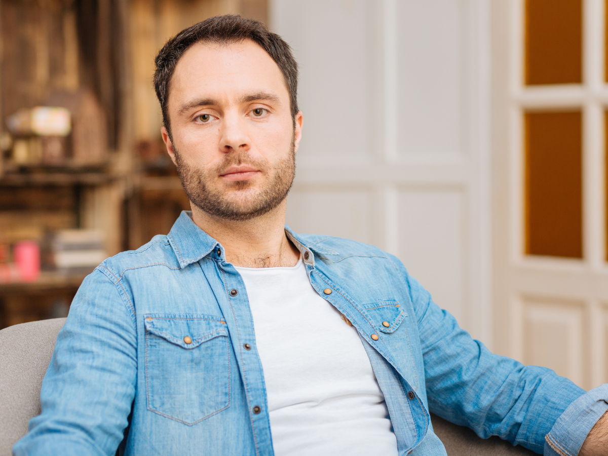 poważny mężczyzna