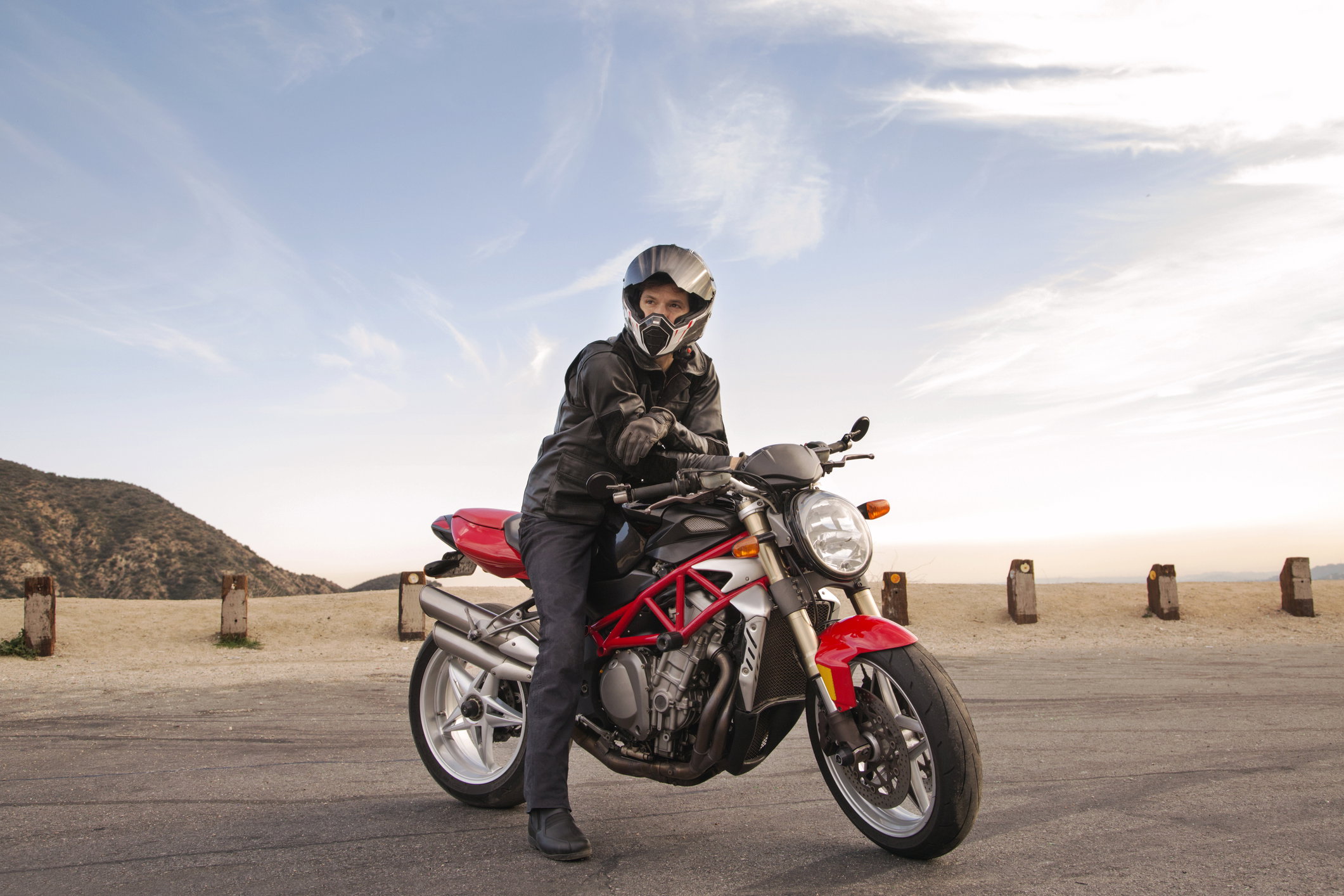 mężczyzna na motocyklu