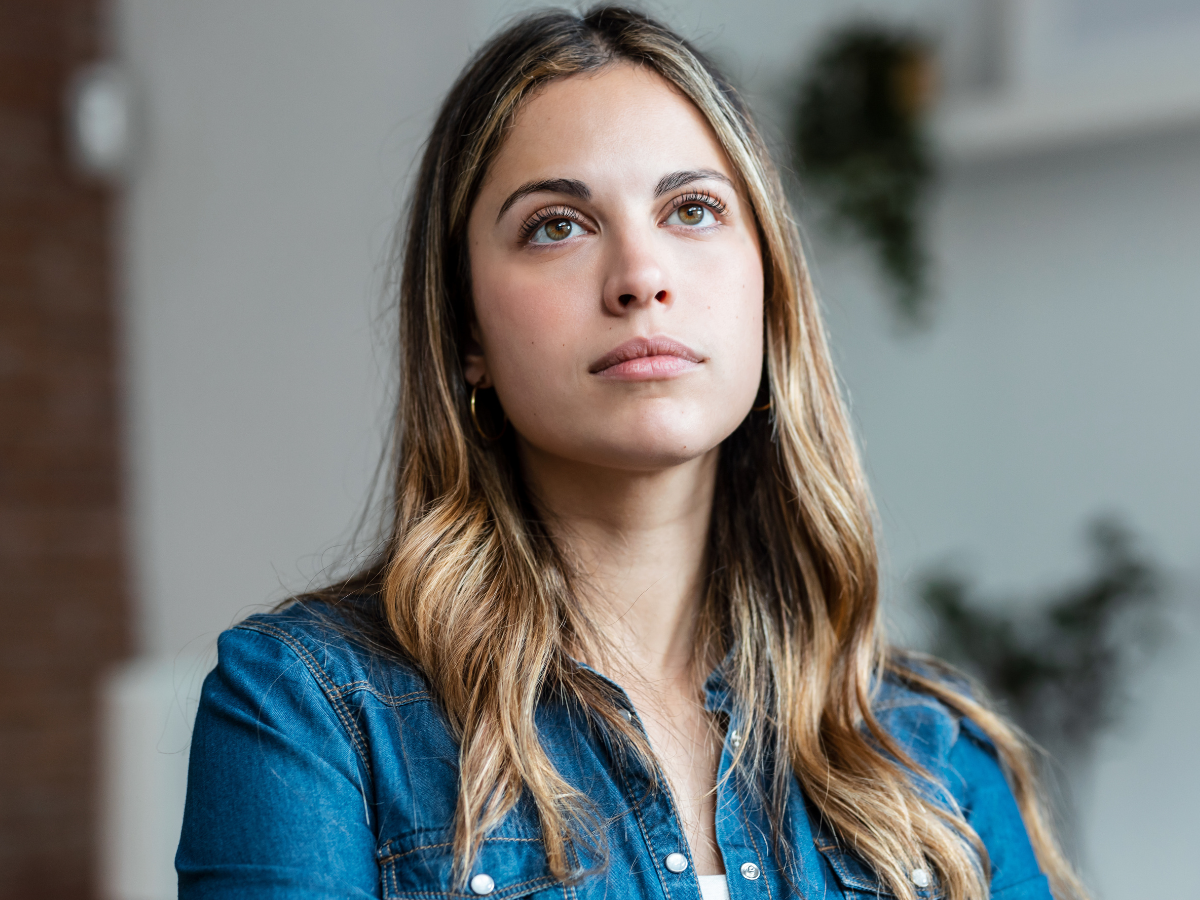 zamyślona dziewczyna