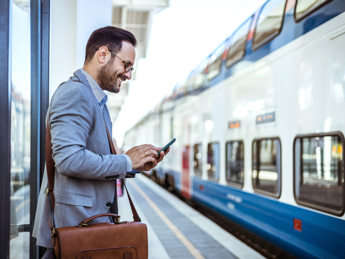 mężczyzna na peronie