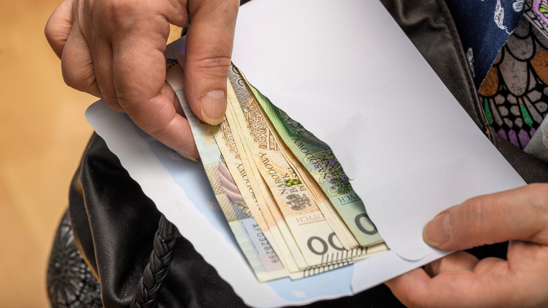 Trik na wzmocnienie wibracji pieniędzy z użyciem owocu róży. Efekty zaskakują nawet niedowiarków