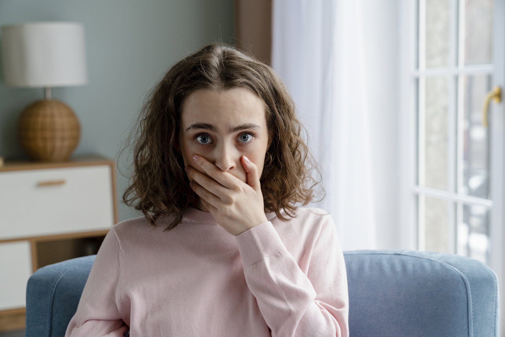 przestraszona kobieta