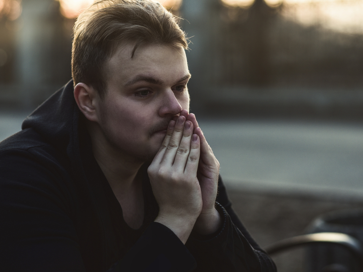 Smutny młody człowiek