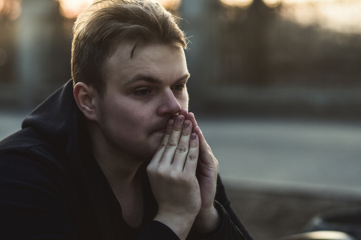 Smutny młody człowiek