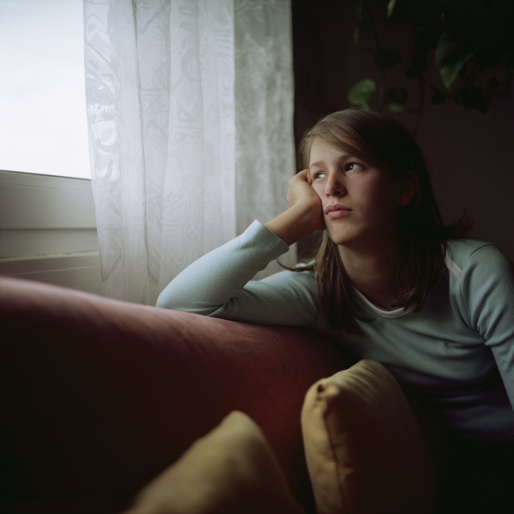 zamyślona młoda dziewczyna