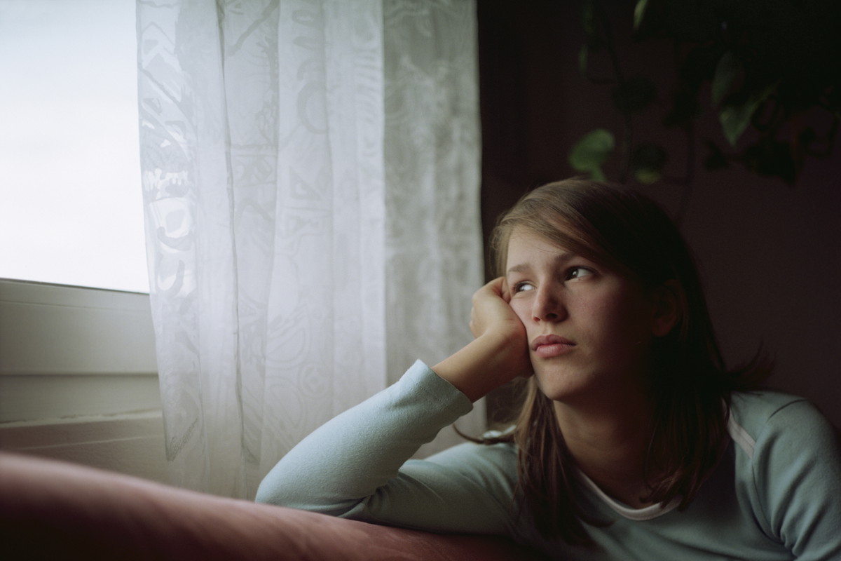 zamyślona młoda dziewczyna