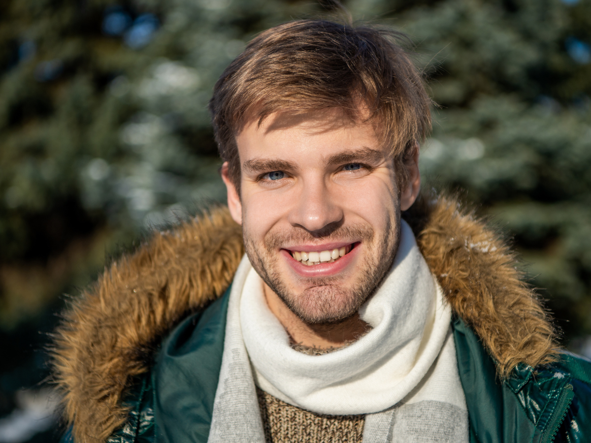 uśmiechnięty mężczyzna