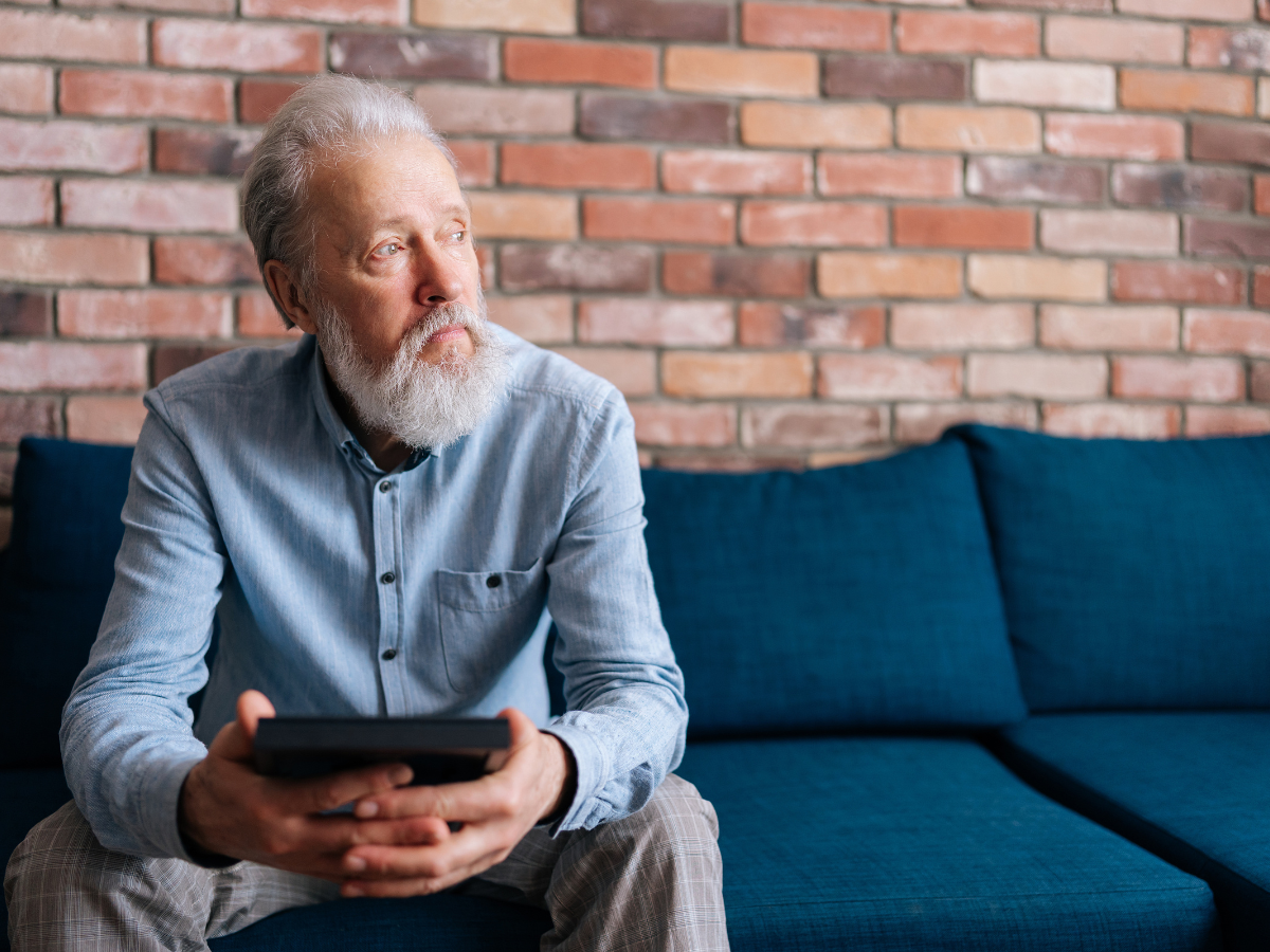 smutny starszy mężczyzna