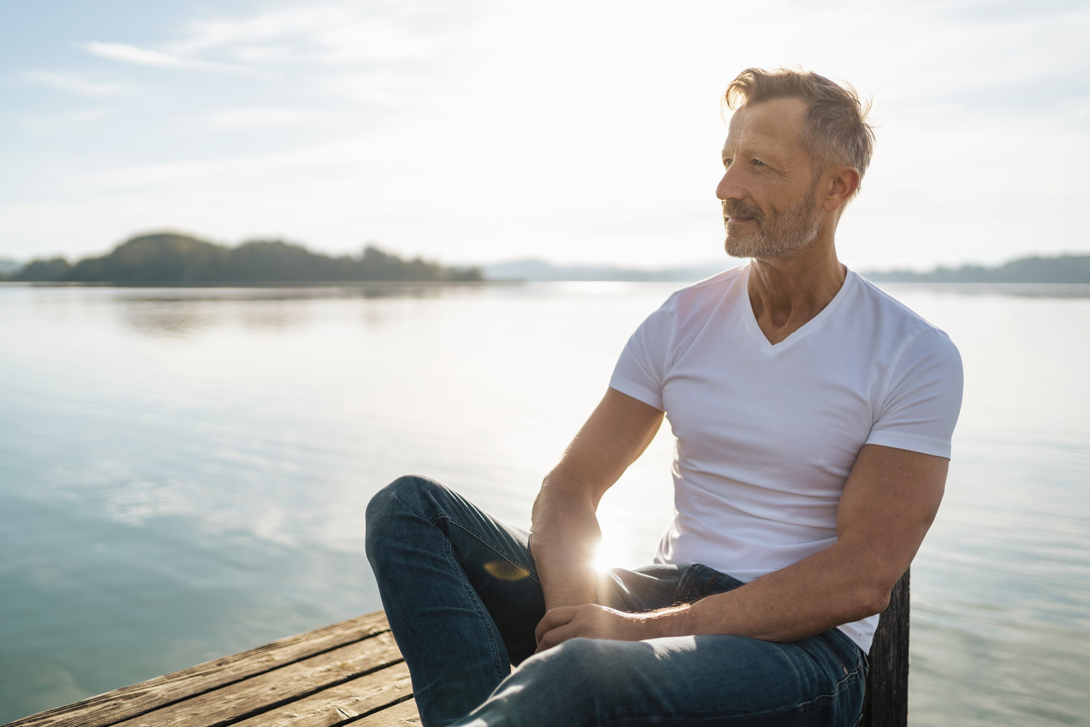 mężczyzna nad jeziorem