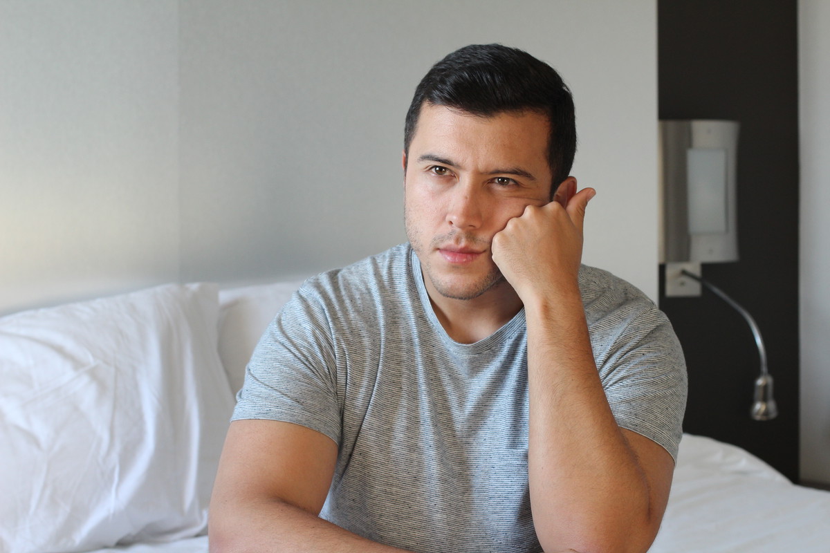 smutny przestraszony mężczyzna