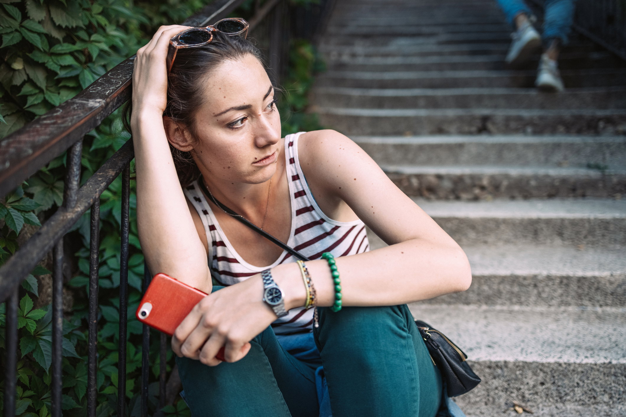 Zamyślona młoda kobieta