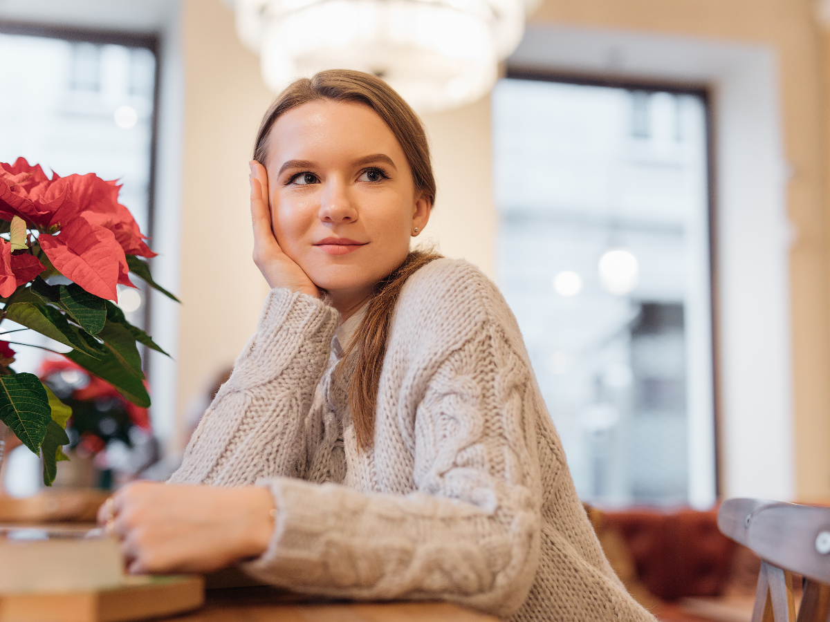 zamyślona dziewczyna