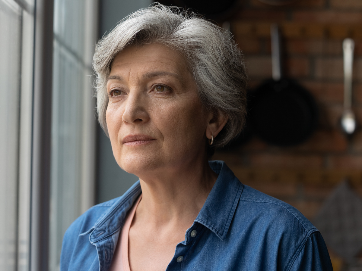 starsza zamyślona kobieta