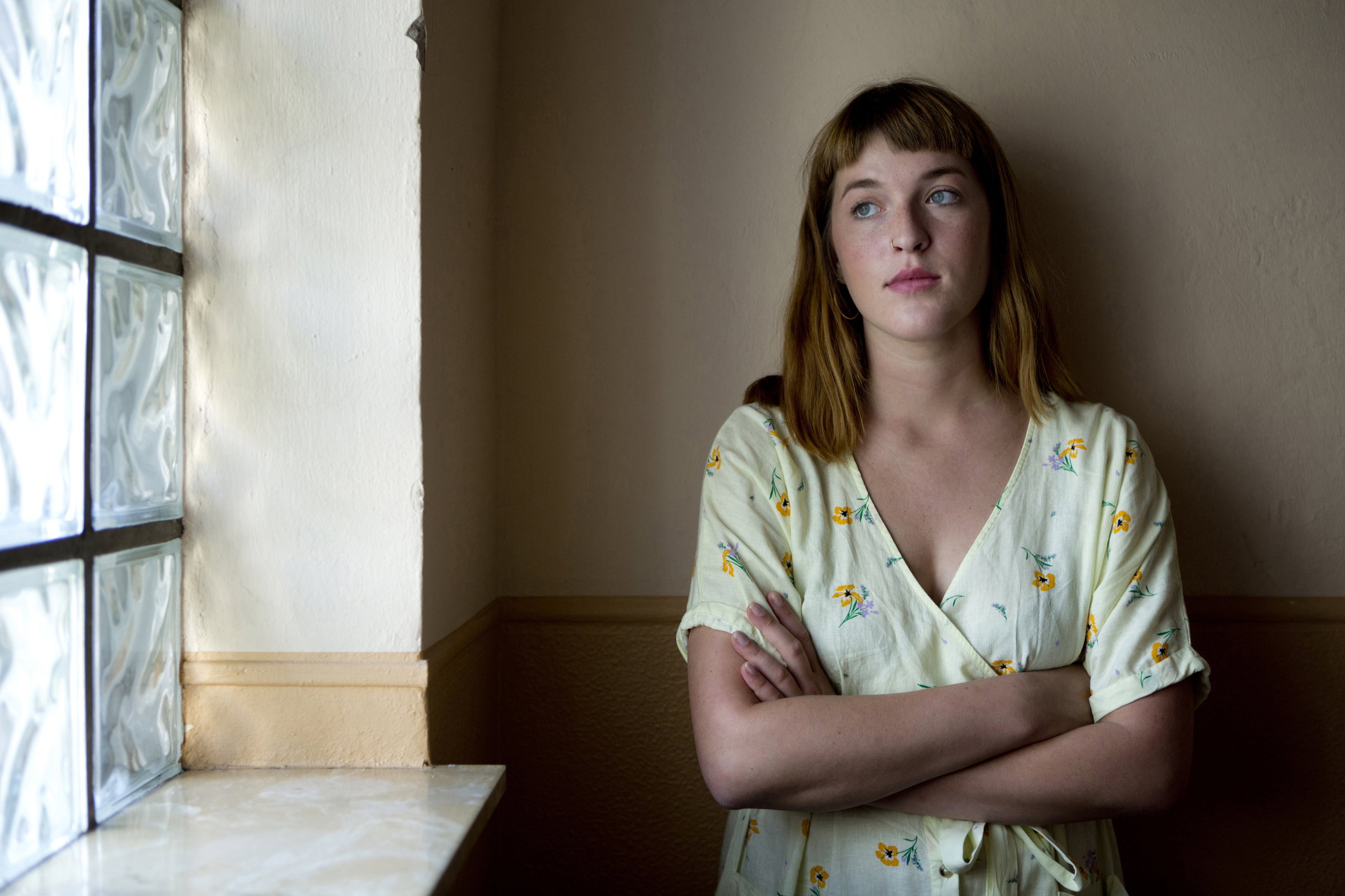 smutna młoda kobieta