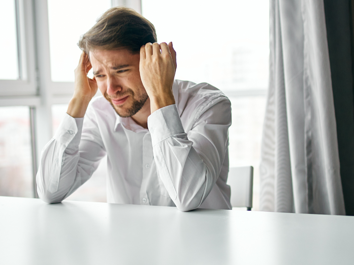 płaczący mężczyzna