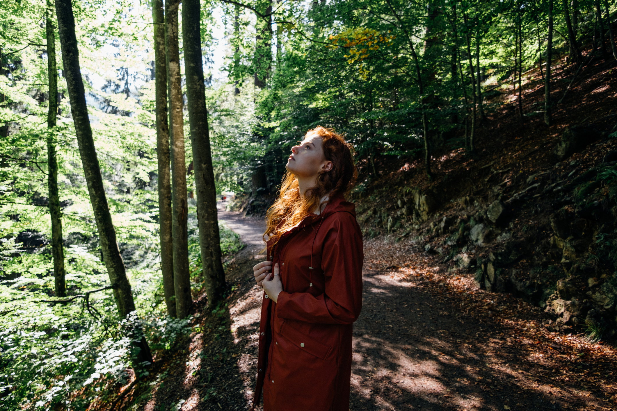 młoda dziewczyna las