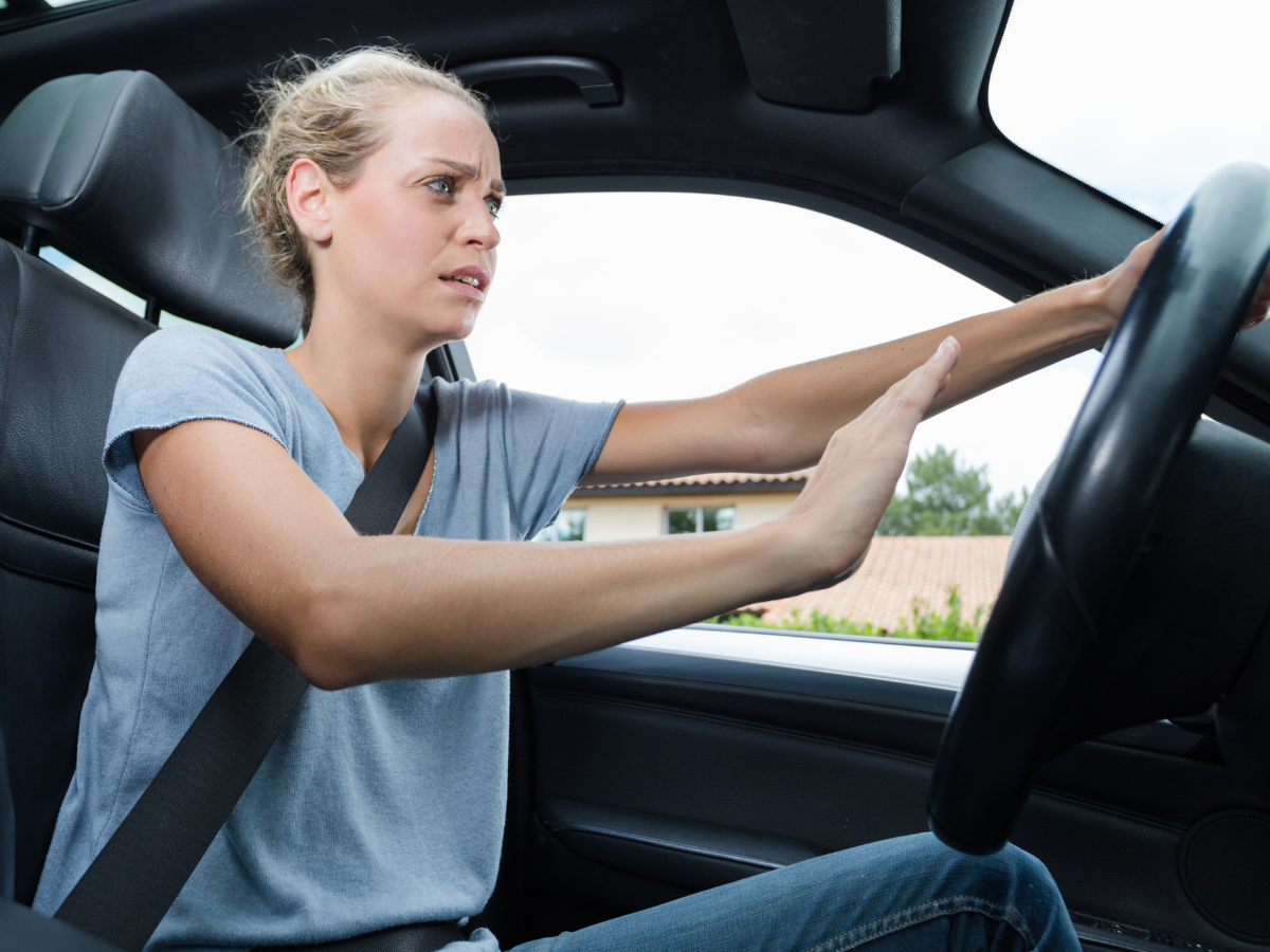 zestresowana kobieta w samochodzie