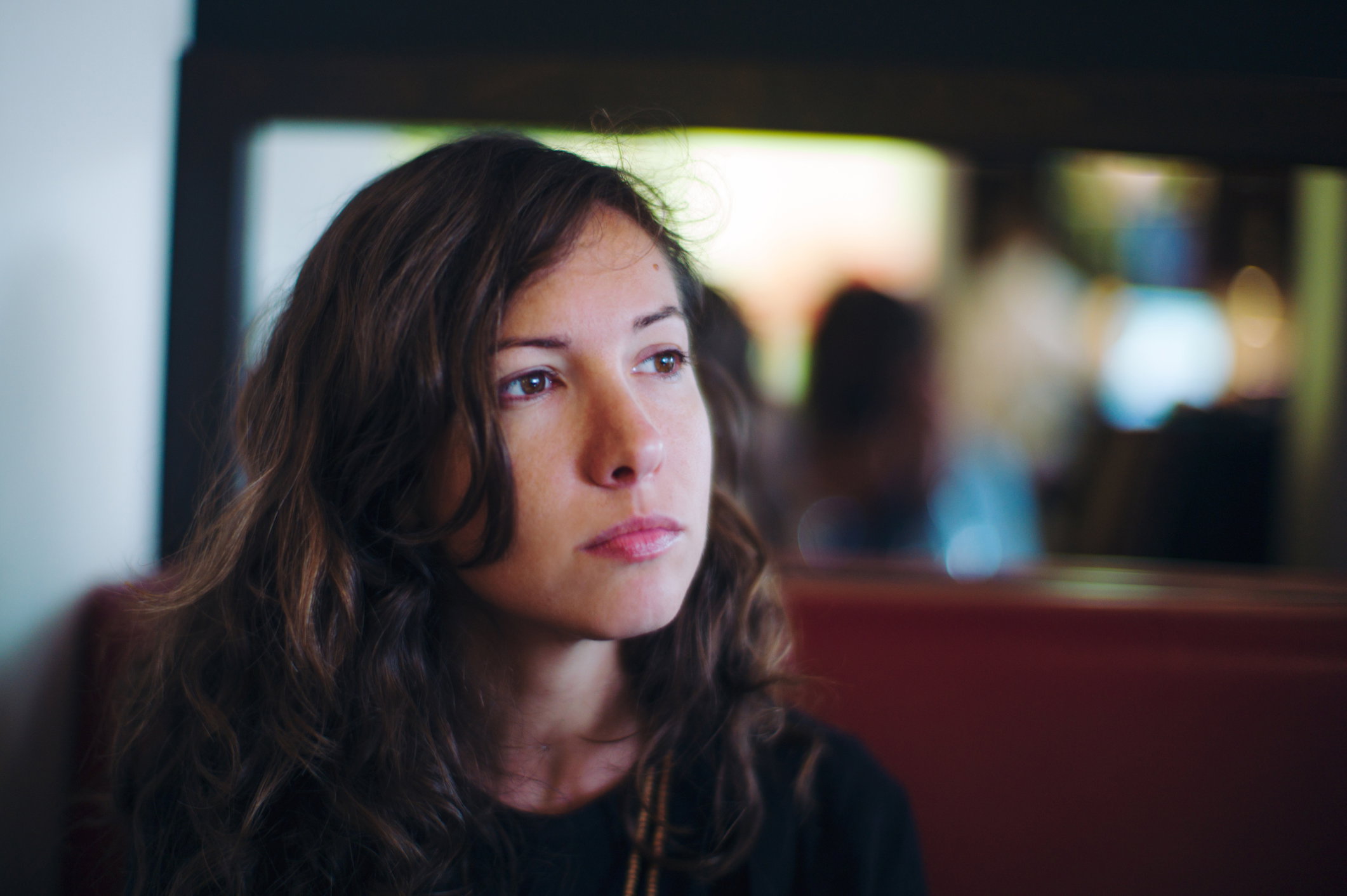 zamyślona dziewczyna