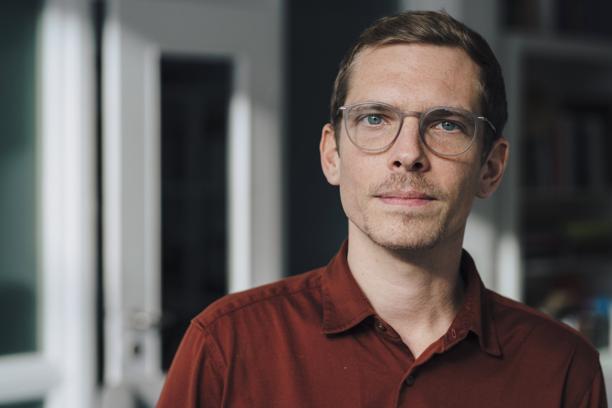 poważny mężczyzna