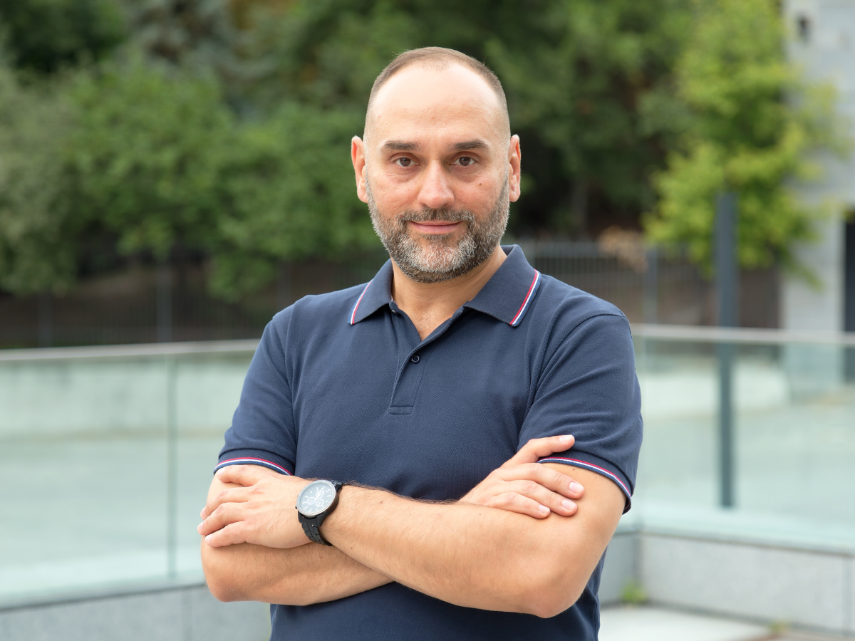 zamyślony mężczyzna