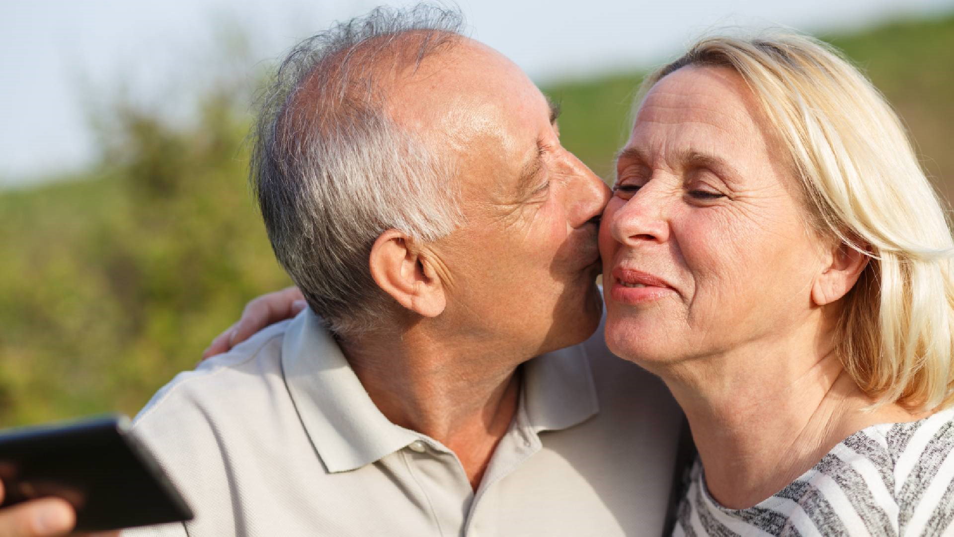 Wskazano 3 znaki zodiaku, które jesienią 2024 r. zakochają się bez pamięci