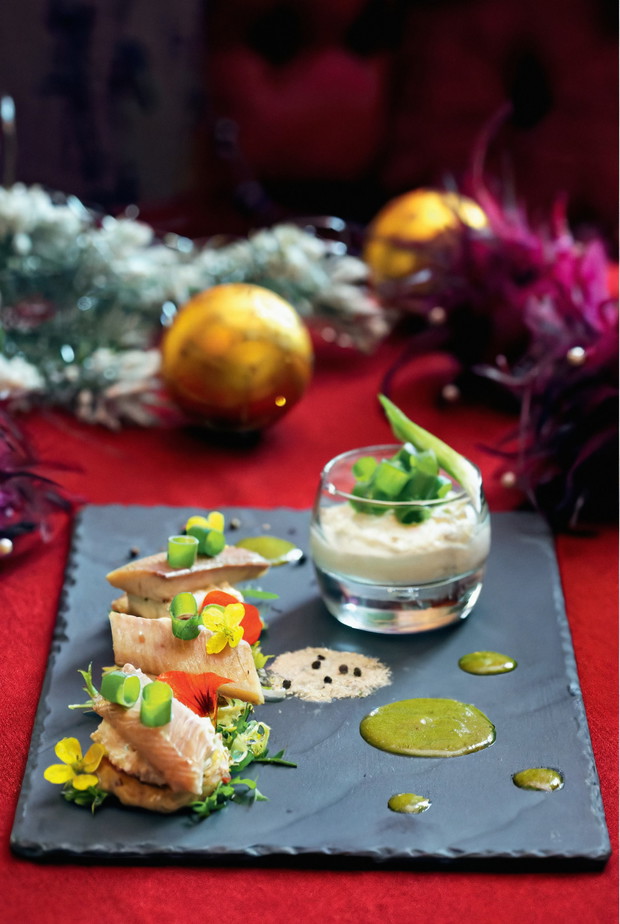 Racuchy z kaszy gryczanej z pstrągiem i dipem z twarożku