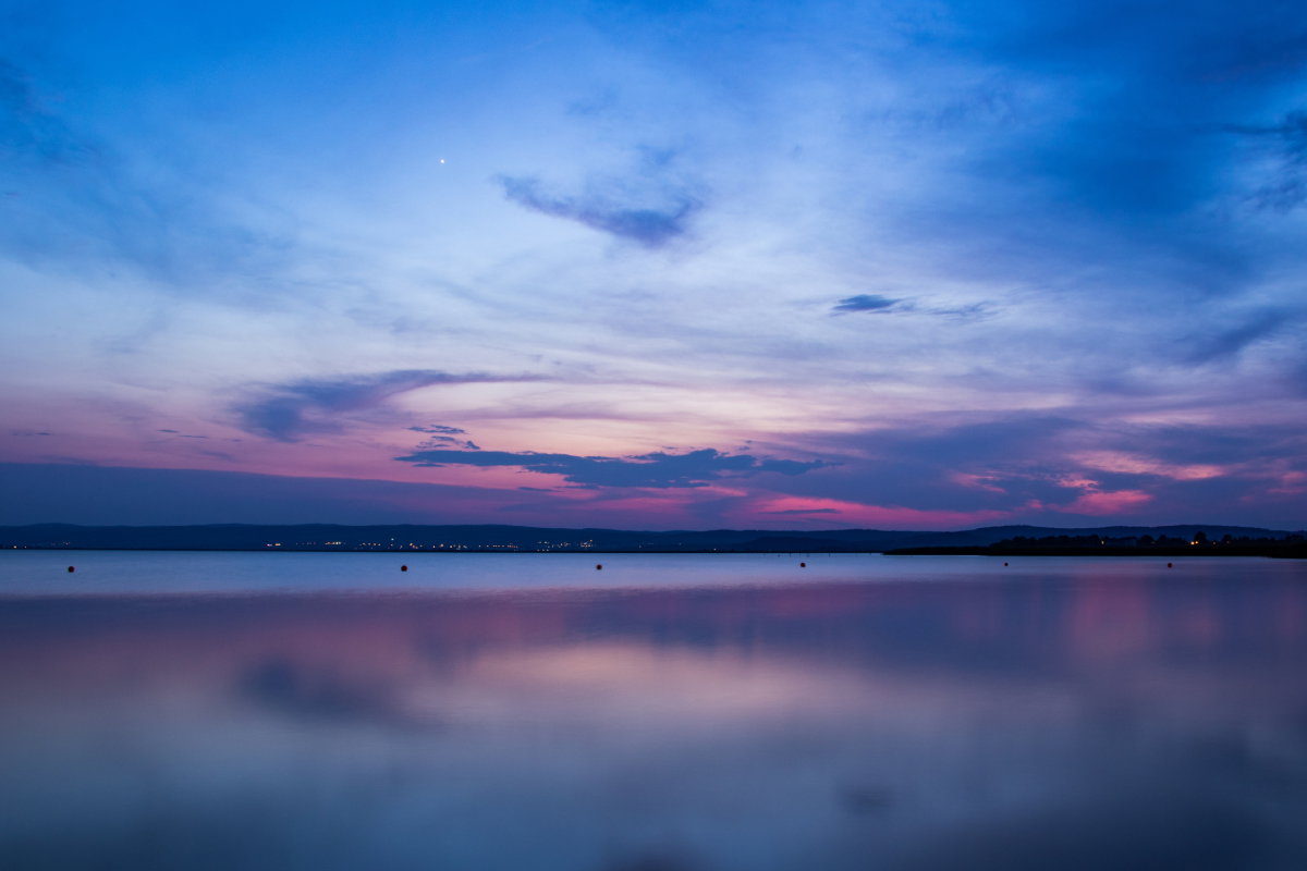 Ten kolor aury króluje w sierpniu 2024