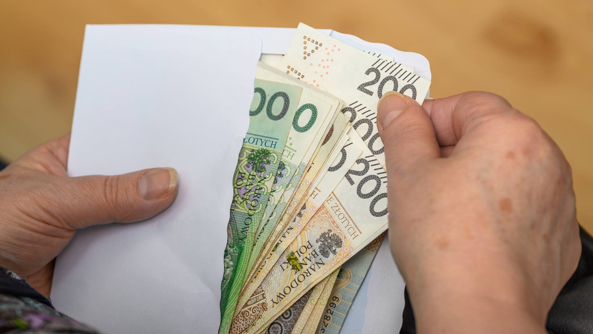 Szeptuszy rytuał na niemałą sumkę i dobre decyzje